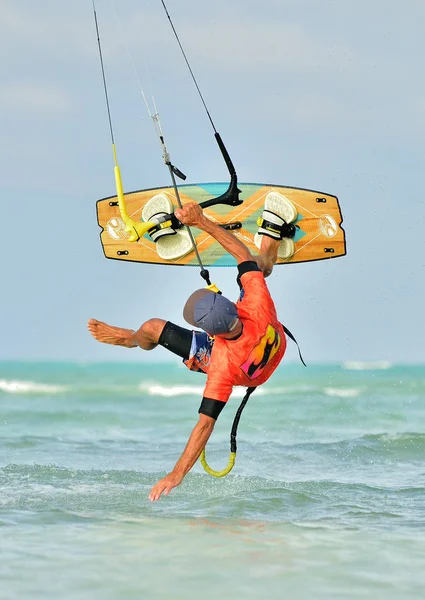 Cayo Guillermo Cuba Dicembre 2017 Uomo Cavalca Sua Kiteboard Cayo — Foto Stock