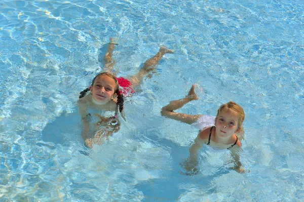 Twee Gelukkige Kleine Meisjes Het Zwembad Blauw Water — Stockfoto