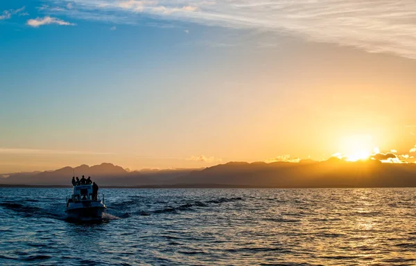 Silhouette Del Motoscafo Nell Oceano Tramonto — Foto Stock