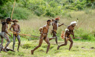 Dani Köyü, Wamena, Irian Jaya, Yeni Gine, Endonezya - 4 Haziran: Papuans silahlı grup krizinden. Dani grup savaşçı kabile saldırıyor. 4 Haziran 2016, Yeni Gine Adası.