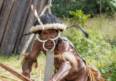Dani Köyü, Wamena, Irian Jaya, Yeni Gine, Endonezya - Haziran 4: Silahlı Papua attakking. Dani Dugum kabilesinin savaşçı. 4 Haziran 2016, Yeni Gine Adası.