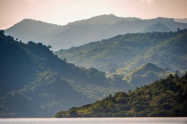 Alacakaranlık okyanus kıyısında güneş doğmadan önce. Okyanus ve dağ sisli sabahı manzara. Komodo Adası. Moluccas, Endonezya Maluku, Baharat Adaları, Endonezya Adaları, Malay Takımadaları.