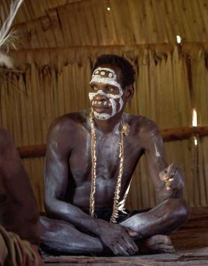 Youw Köyü, Atsy bölgesi, Asmat bölgesi, Irian Jaya, Yeni Gine, Endonezya - 23 Mayıs 2016: Bir adam Asmat insanlar Asmat karşılama töreni üzerinde kabile portresi. İç erkekler ev.