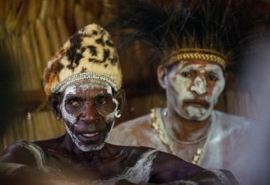 Youw Köyü, Atsy bölgesi, Asmat bölgesi, Irian Jaya, Yeni Gine, Endonezya - 23 Mayıs 2016: Bir adam Asmat insanlar Asmat karşılama töreni üzerinde kabile portresi. İç erkekler ev.