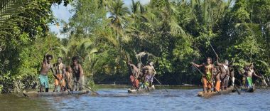 Endonezya, Irian Jaya, Asmat il, Jow Köyü - 23 Mayıs: Kano Savaşı töreni Asmat insan. Asmat kabilesi kelle. Yeni Gine Adası, Endonezya. 23 Mayıs 2016