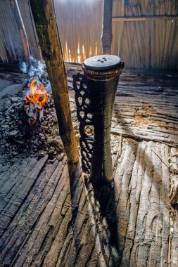 Ritüel davul Asmat kabile Asmat kabilesinin bir tören adamın evini ateşe at. Asmat Köyü, Asmat Eyaleti, Endonezya