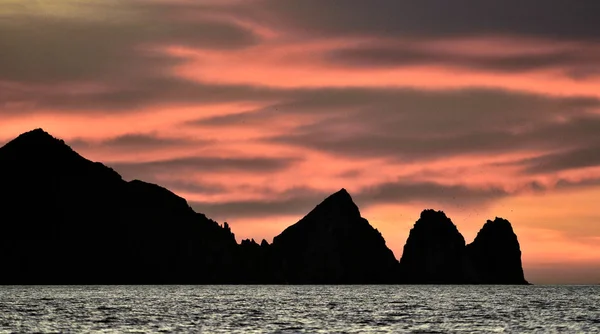 Prachtige Zonsondergang Van Landschap Met Bergen Oceaan Voor Kust Van — Stockfoto