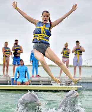Yunuslar sudan kız atmak. Cayo Coco, Küba'da Dolphinarium.