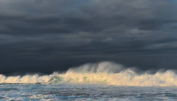 Salpicaduras Ola Contra Cielo Tormentoso Poderosa Ola Oceánica Rompe Una — Foto de Stock