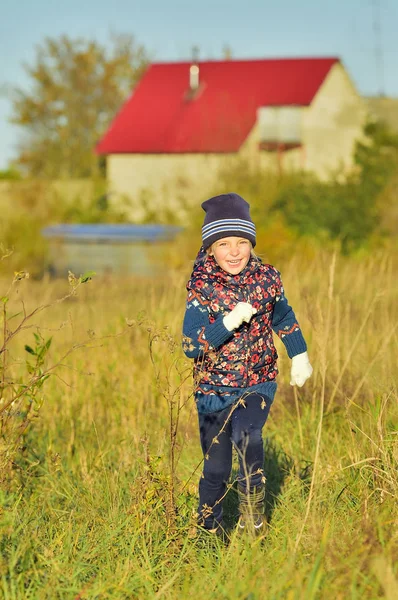 Rire Petite Fille Heureuse Courant Soleil Sur Prairie Automne — Photo