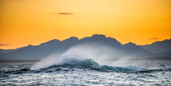 Przylądek Morski Czerwone Świt Niebo Fale Rozbijające Się Kamienie Sylwetki — Zdjęcie stockowe
