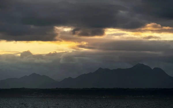 Zeegezicht Stralen Van Zon Door Wolken Aan Dageraad Hemel Zuid — Stockfoto