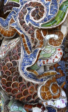 Vietnamca ve Chai Pagoda 'daki mozaik detayları. Linh Phuoc Pagoda ya da Ve Chai Pagoda - Vietnam 'daki Dalat şehrinde bir Budist ejderha tapınağı..