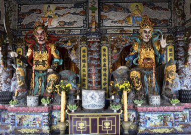 Linh Phuoc pagoda 'daki güzel heykeller. Da Lat, Vietnam 'da Phuoc Pagoda. Dalat 'ın ünlü simgesi, Budist porselen tapınağı..