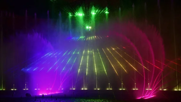 Bunte Wasserfontänen Schöne Laser Und Fontänen Show Große Bunte Dekorative — Stockfoto