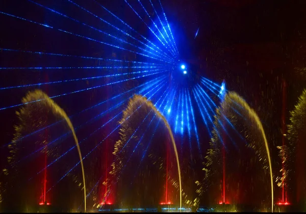 五彩缤纷的泉水 美丽的激光和喷泉展现出来 夜间大型彩色装饰水射流导光喷泉表演 — 图库照片