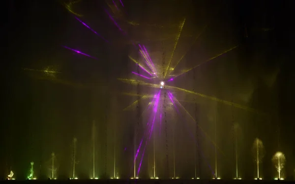 Kleurrijke Waterfonteinen Mooie Laser Fonteinen Laten Zien Grote Multi Gekleurde — Stockfoto