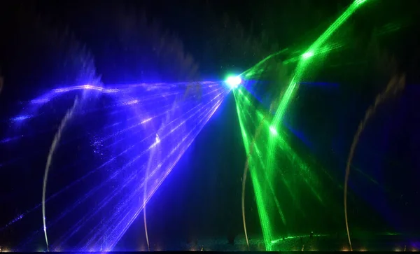 Bunte Wasserfontänen Schöne Laser Und Fontänen Show Große Bunte Dekorative — Stockfoto