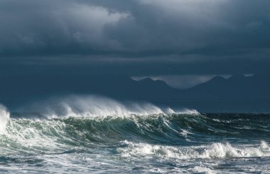 Seascape. Okyanusun yüzeyinde güçlü okyanus dalgası. Sığ bir bankada dalga lar kırılır. Fırtınalı hava, fırtınalı bulutlar gökyüzü arka plan.