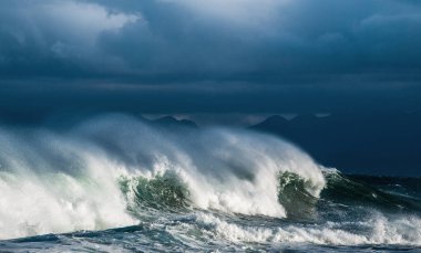 Seascape. Okyanusun yüzeyinde güçlü okyanus dalgası. Sığ bir bankada dalga lar kırılır. Fırtınalı hava, fırtınalı bulutlar gökyüzü arka plan.
