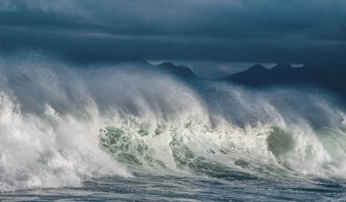 Seascape. Okyanusun yüzeyinde güçlü okyanus dalgası. Sığ bir bankada dalga lar kırılır. Fırtınalı hava, fırtınalı bulutlar gökyüzü arka plan.