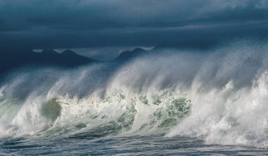 Seascape. Okyanusun yüzeyinde güçlü okyanus dalgası. Sığ bir bankada dalga lar kırılır. Fırtınalı hava, fırtınalı bulutlar gökyüzü arka plan.