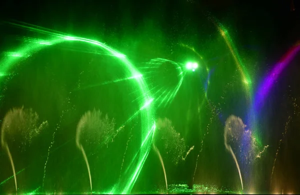 Kleurrijke Waterfonteinen Mooie Laser Fonteinen Laten Zien Grote Multi Gekleurde — Stockfoto
