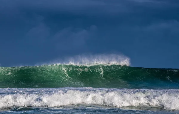 Paisagem Marinha Onda Oceânica Poderosa Superfície Oceano Ondas Rebentam Num — Fotografia de Stock