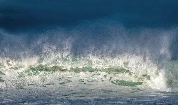 Paisagem Marinha Onda Oceânica Poderosa Superfície Oceano Ondas Rebentam Num — Fotografia de Stock