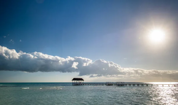 热带岛屿上的木制码头 清澈的大海 蔚蓝的天空和云彩 一大早 — 图库照片