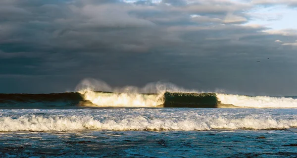 Valul Oceanic Puternic Sparge Bancă Superficială Vremea Furtunoasă Seascape — Fotografie, imagine de stoc