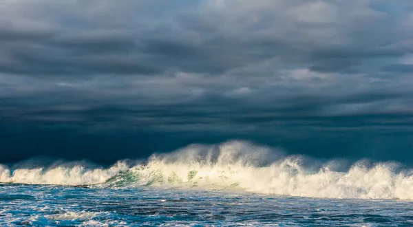 Una Potente Onda Oceanica Infrange Una Riva Poco Profonda Tempo — Foto Stock