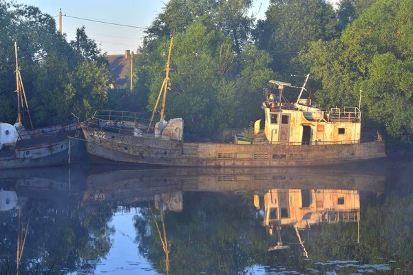 Deux Vieux Bateaux Dans Lac Crépuscule Coucher Soleil — Photo