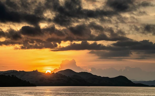 Crepúsculo Atardecer Costa Del Océano Océano Montañas Paisaje Isla Komodo — Foto de Stock