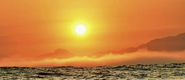 Deniz Burnu Kızıl Şafak Gökyüzü Okyanusta Sabah Sisi Ufukta Dağ — Stok fotoğraf