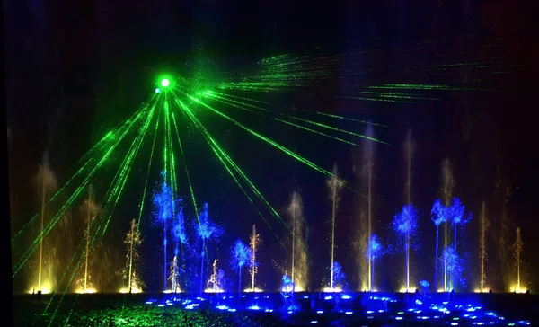 Bunte Wasserfontänen Schöne Laser Und Brunnenshow Große Bunte Dekorative Tanzende — Stockfoto
