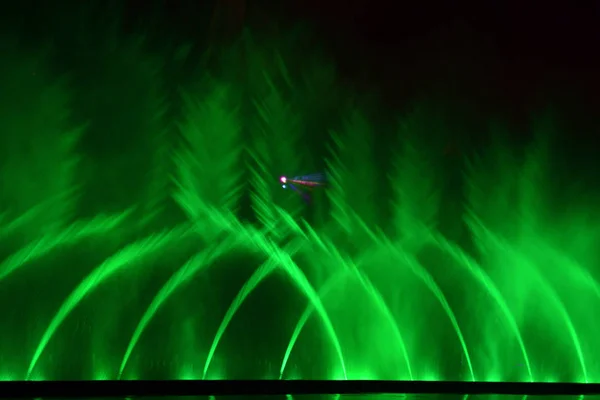 Kleurrijke Waterfonteinen Mooie Laser Fontein Show Grote Multi Gekleurde Decoratieve — Stockfoto