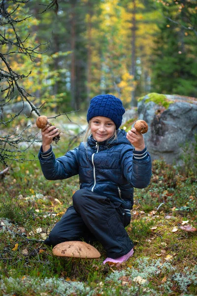 Carino Bambina Raccogliendo Funghi Nella Foresta Autunnale — Foto Stock