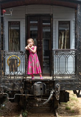 Eski vagondaki küçük kız.. 