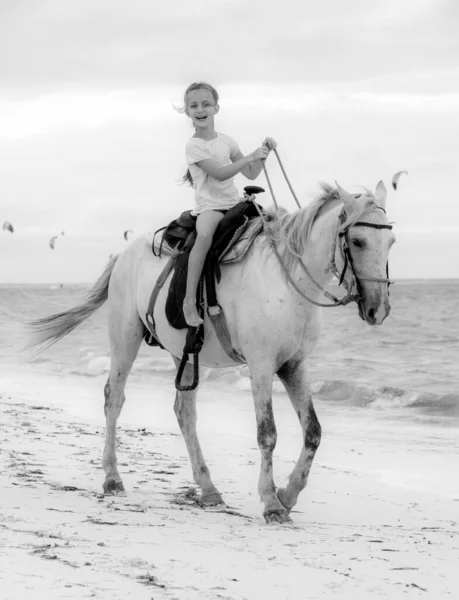 Mała Dziewczynka Jeździ Konno Plaży Kubie Caya Coco Island Czarno — Zdjęcie stockowe