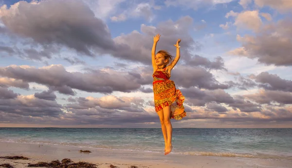 Nettes Kleines Mädchen Springt Sandstrand Sonnenuntergang Kuba Caya Coco — Stockfoto