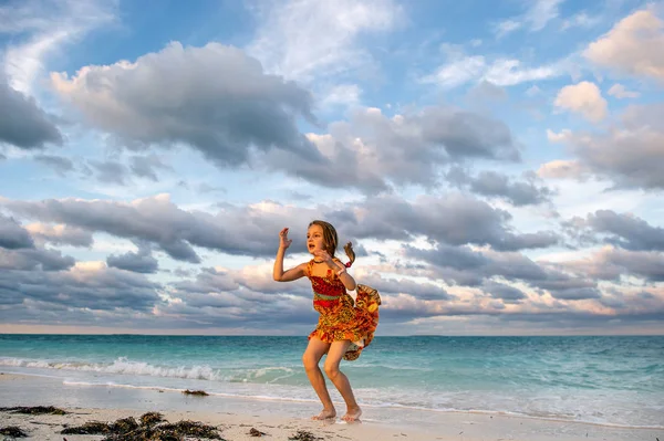 Nettes Kleines Mädchen Springt Sandstrand Sonnenuntergang Kuba Caya Coco — Stockfoto