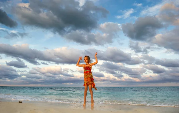 Nettes Kleines Mädchen Springt Sandstrand Sonnenuntergang Kuba Caya Coco — Stockfoto