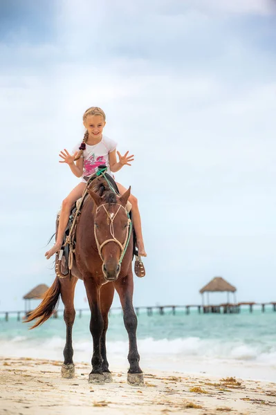 在古巴卡亚科科科岛的海滩上 小女孩骑着马 — 图库照片
