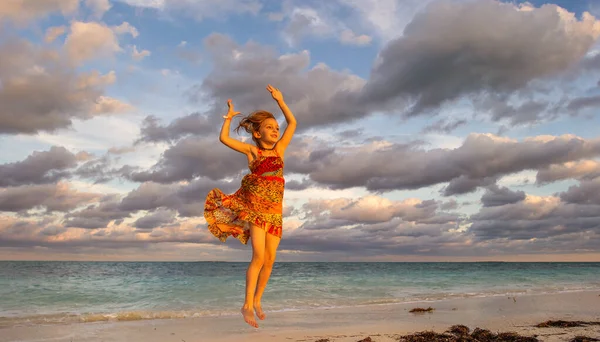 Linda Niña Saltando Playa Arena Luz Del Atardecer Cuba Caya — Foto de Stock