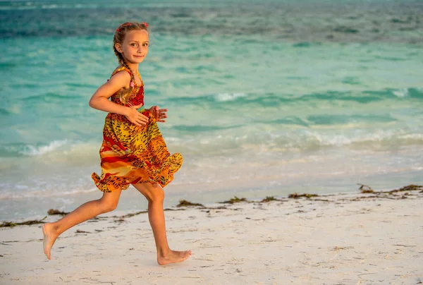 Nettes Kleines Mädchen Läuft Sandstrand Kuba Insel Caya Coco — Stockfoto
