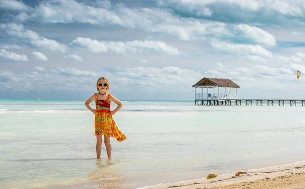 Söt Liten Flicka Sandstrand Solnedgången Ljus Kuba Caya Coco — Stockfoto