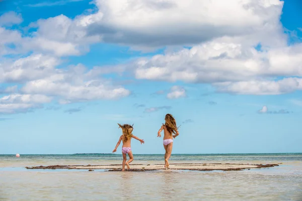 Cute Little Girls Running Sandy Beach Sunny Day Cuba Caya — Stock Photo, Image