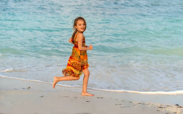 Ragazzina Carina Che Corre Sulla Spiaggia Sabbia Cuba Isola Caya — Foto Stock