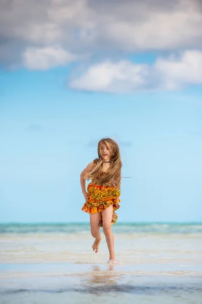 Милая Маленькая Девочка Бегает Песчаному Пляжу Куба Кая Коко — стоковое фото